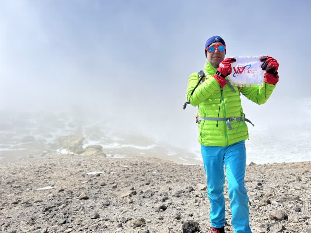 صعود همکار عزیزمان جناب مهندس علی عزیزی به قله دماوند